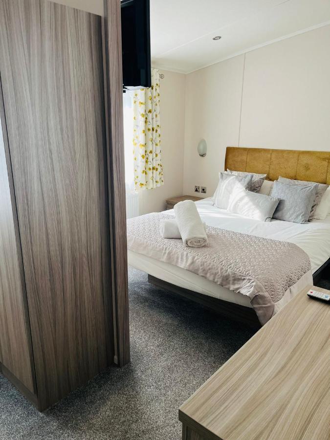 Reynards Retreat Lodge With Hot Tub Barmby on the Moor Exterior foto